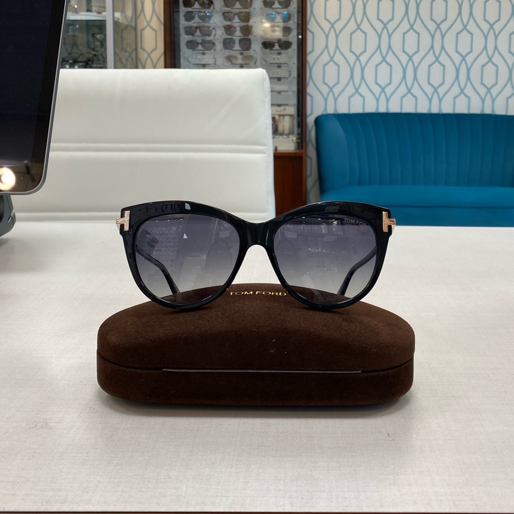 Tom Ford Polarized Sunglasses FT0821s Col 01D Size 56-16-140